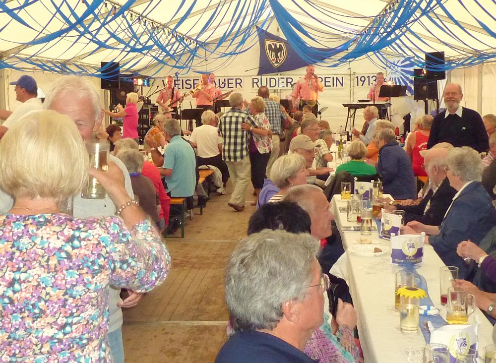 Edelweiß-Spitzbuam im Festzelt